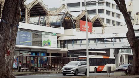 Blick-Auf-Die-Straße,-Ein-Paar-Autos-Fahren-Und-Der-Bus-Hält-Am-Bahnhof,-Keine-Menschen-Während-Der-Quarantäne,-Plaza-Concordia,-Via-España