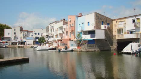 Wohnhäuser-Und-Boote-Legen-An-Der-Wasserstraße-In-Empuriabrava,-Katalonien,-Spanien-An