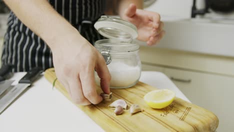 El-Chef-Muestra-Varios-Ingredientes-Dispuestos-En-Una-Tabla-Cortada-De-Madera