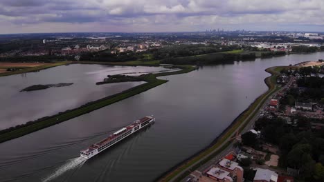 Alta-Vista-Aérea-De-Viking-Ve-Cruise-Longship-Navegando-A-Lo-Largo-Del-Río-Noord-Cerca-De-Hendrik-Ido-Ambacht