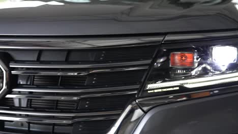 Auto-Frontgrill-Mit-Weißem-Und-Gelbem-LED-Licht,-Mf-Rx8-Morris-Garages