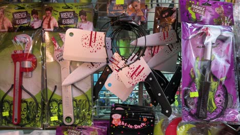 Los-Disfraces-Accesorios-De-Halloween,-Como-Cuchillos-Ensangrentados,-Martillos-Y-Llaves-Inglesas,-Se-Ven-A-La-Venta-En-Un-Puesto-Días-Antes-De-Halloween-En-Hong-Kong.