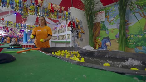 Niño-Elige-Dos-Patitos-Ganadores-En-Un-Juego-De-Carnaval-Y-Es-Un-Ganador