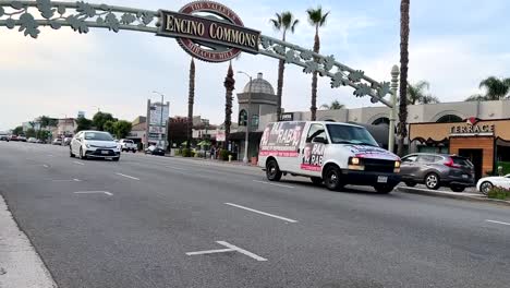 Autos-Fahren-Auf-Dem-Ventura-Boulevard-In-Encino-Commons,-Los-Angeles