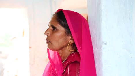Profile-of-middle-aged-Indian-woman-with-fuchsia-sari,-Rajasthan