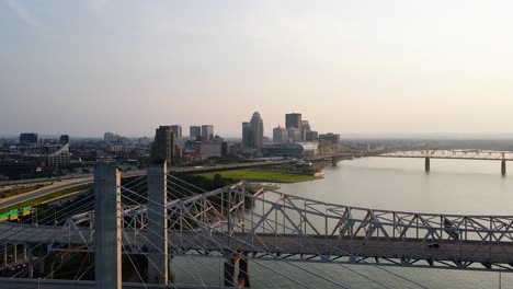 Luftaufnahme-Der-Interstate-65-Und-64-Und-Der-Skyline-Von-Louisville,-Sonniger-Abend-In-Den-Vereinigten-Staaten---Schwenk,-Drohnenaufnahme