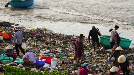 Lavando-Los-Desechos-Plásticos-Industriales-En-La-Playa-Después-Del-Tifón-En-El-Mar-Del-Sur-De-China