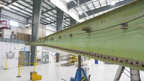 Detalle-Del-Larguero-Del-Ala-Principal-De-Un-Avión-De-Ala-Fija-En-El-Hangar