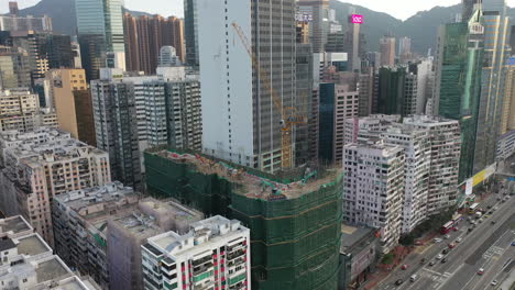 Grúa-Y-Pala-Mecánica-En-El-Sitio-De-Construcción-En-Causeway-Bay,-Hong-Kong