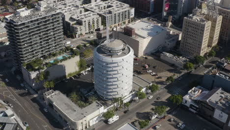 Una-Vista-Aérea-Lenta-De-La-Torre-De-Registros-Del-Capitolio-En-Hollywood-California