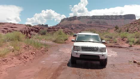 El-Camión-Range-Rover-Blanco-Atraviesa-Un-Cruce-De-Ríos-Poco-Profundos,-Utah