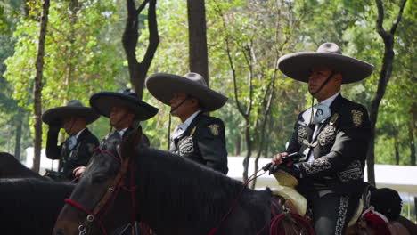 Policía-Mexicana-Patrullando-A-Caballo-Con-Sombreros-Tradicionales-Y-Uniforme-Estilo-Mariachi