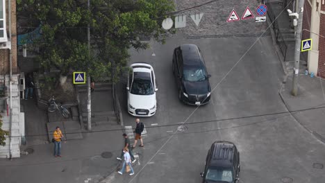 Overhead-Verkehrsschilder-Mit-Autos,-Die-Auf-Der-Straße-Fahren-Und-Rechts-Abbiegen