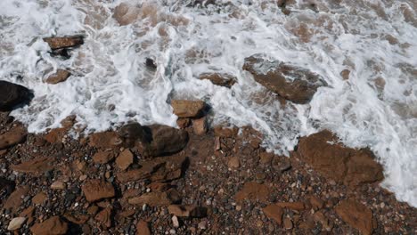 Meereswellen,-Die-über-Felsen-Am-Strand-Von-Balochistan-Krachen