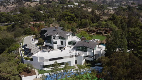 Enorme-Mansión-En-Beverly-Hills-California-Con-Tobogán-De-Agua,-Cancha-De-Baloncesto