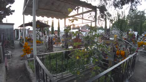 Schwenk-über-Mit-Cempasuchil-Ringelblumen-Geschmückte-Gräber-Zur-Feier-Des-Tages-Der-Toten-In-Mexiko-Puebla-Cholula