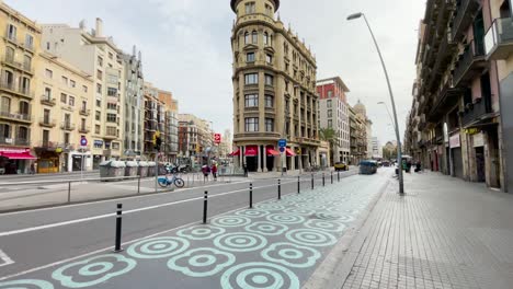 Camine-Por-El-Centro-De-Barcelona-Con-Un-Cardán-Caminando-Hacia-Adelante-Por-El-Camino-Peatonal