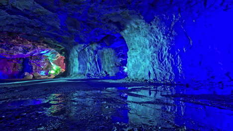 Zeitraffer:-Innere-Höhle-Des-Wikingertals-Mit-Bunten-Lichtern-Und-Flackerndem-Wasser---Norwegenreise,-Europa