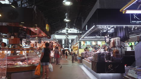 Barcelona---Mercado-De-La-Boqueria,-Disparo-De-Seguimiento-Largo-Y-Constante-A-Través-Del-Mercado-Cerrado-Con-Puestos-Y-Compradores,-Pandemia-De-Covid-19