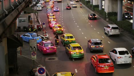 Gelbe-Taxis-Stehen-Abends-Nach-Der-Arbeit-Und-Der-Situation-Der-Covid-19-epidemie-In-Bangkok,-Thailand-An,-Um-Passagiere-Vor-Einem-Einkaufszentrum-Abzuholen