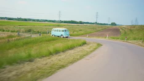 Furgoneta-Volkswagen-Clásica-Conduciendo-Por-El-Campo