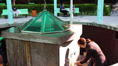 Großer-Wasserbrunnen-Mit-Wasserhähnen-Im-Park-In-Borjomi,-Georgia