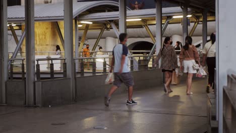 Skywalk-Verbindet-Die-Skytrain-Station-An-Der-Hauptstraße-Im-Lat-Phrao-Viertel,-Bangkok,-Thailand