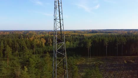 Telekommunikationsturm-5g,-Drahtloses-Antennenverbindungssystem-Von-Kommunikationssystemen,-Mobiler-Telekommunikationszellenturm-Ein-Schöner-Bunter-Herbstlandschaftslandschaftshintergrund