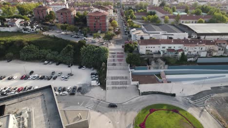 Me-Encanta-El-Cartel-De-Aveiro-En-La-Escalera-Con-Una-Vista-Majestuosa-Del-Paisaje-Urbano,-Toma-Aérea-De-Drones