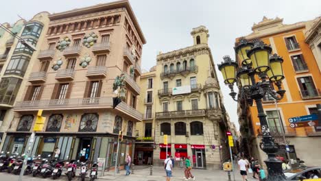 Camine-Por-El-Centro-De-Barcelona-Con-Un-Cardán-Caminando-Hacia-Adelante-Por-El-Camino-Peatonal