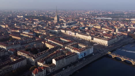 Turin,-Italien-Filmische-Luftfahrt-über-Die-Stadt,-Mole-Antonelliana-Und-Den-Fluss-Po