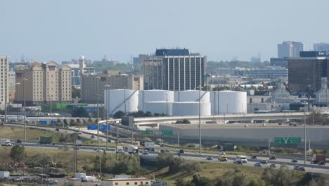 Ein-Verkehrsflugzeug-Hebt-Mit-Blick-Auf-Die-Hohen-Gebäude-Der-Umliegenden-Stadt-Ab,-Alberta,-Calgary,-Kanada,-26.-Oktober-2021