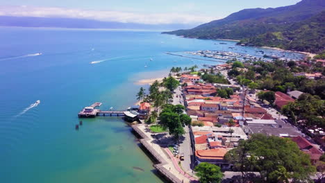 Vista-Aérea-Del-Centro-Histórico-De-Ilhabela-Ubicado-En-La-Costa-Norte-Del-Estado-De-Sao-Paulo,-Brasil