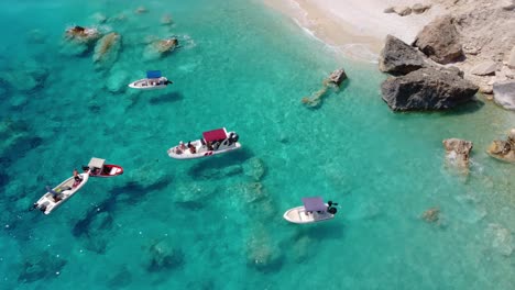 Der-Schöne-Strand-Am-Kap-Mizithres-Mit-Türkisfarbenem-Meer-Und-Booten,-Die-Die-Sommerlandschaft-Genießen,-Keri,-Insel-Zakynthos,-Griechenland