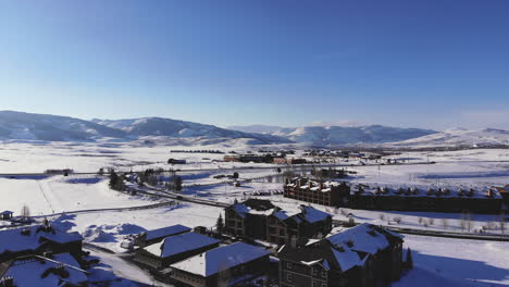 Autos-Fahren-Im-Wintertag-In-Granby,-Colorado,-Vor-Rocky-Mountains-Vorbei