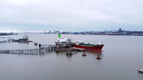 Silver-Rotterdam-Oil-Petrochemical-Shipping-Tanker-Beladung-Am-Tranmere-Terminal-Liverpool-Luftaufnahme-Steigender-Dolly-Rechts
