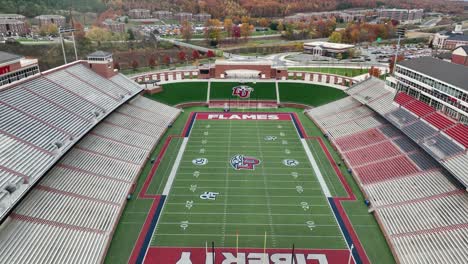 Aerial-Of-Liberty-University-Football-Field,-Heimat-Der-Flammen-Leichtathletik