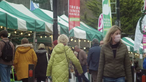 Überfüllter-Truro-Bauernmarkt-In-Cornwall-Während-Covid-19-Mit-Menschen,-Die-Im-Freien-In-Der-Kornischen-Stadt-Truro-Einkaufen