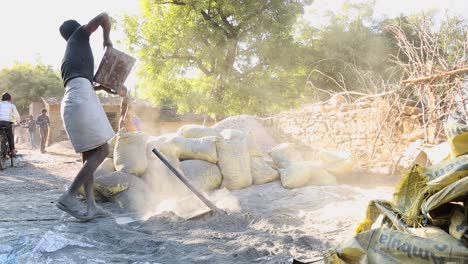 Escena-Auténtica-De-La-Vida-Real-De-Personas-Que-Trabajan-Duro-En-Un-Día-Caluroso-Y-Soleado-Y-Llevan-Pesos-Pesados-En-La-Aldea-India-Rural-En-La-India