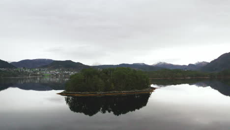 Pequeña-Isla-De-Bosque-Verde-En-Medio-De-Un-Lago-En-La-Naturaleza-Noruega