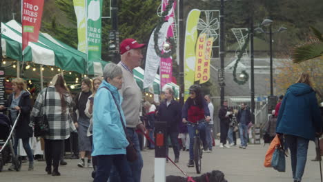 Bauernmarkt-Mit-Briten,-Die-In-Truro,-Cornwall,-Großbritannien,-Einkaufen-Gehen