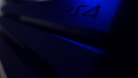 Sony-Playstation-4-Pro-Logo-Beleuchtet-Auf-Neonblauem-Licht