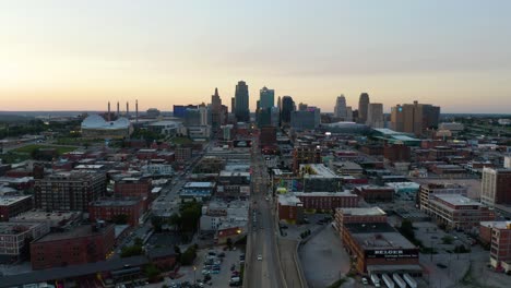 Vista-Aérea-De-La-Ciudad-De-Kansas,-Missouri-En-Verano,-Pedestal-Arriba