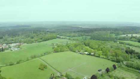 Luftaufnahme-Schwenk-über-Die-Landschaft-Patchwork-Ackerland-Landwirtschaftliche-Wiesenlandschaft