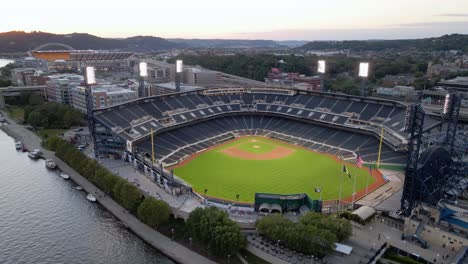 Vista-Aérea-Sobre-El-Parque-Pnc,-Pittsburgh-Pirates-Mlb-Ballpark---órbita,-Tiro-Con-Drones