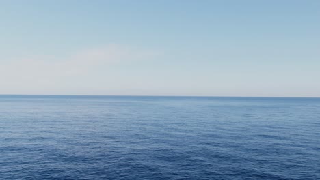 Blaues-Endloses-Meerwasser-Mit-Hellem-Himmel-Und-Horizont,-Luftfliegen-vorwärtsansicht