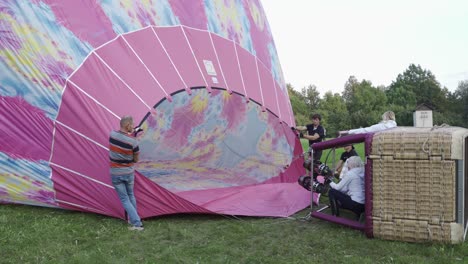 Crew-of-hot-air-balloon-prepare-to-fly,-handheld-view
