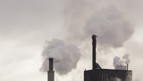 Chimeneas-De-Fábrica-Con-Espacio-De-Copia-Que-Sale-Humo