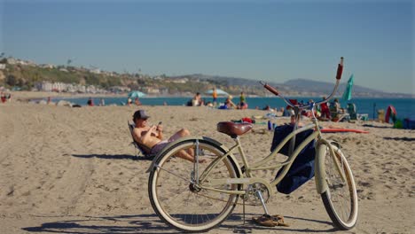 Bicicleta-De-Crucero-De-Playa-Sola-En-La-Playa
