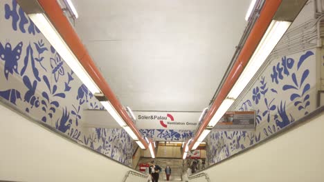 Entrada-De-Una-Estación-De-Metro-En-La-Ciudad-De-México-América-Latina-Bajando-Las-Escaleras-Pasando-Bajo-Tierra